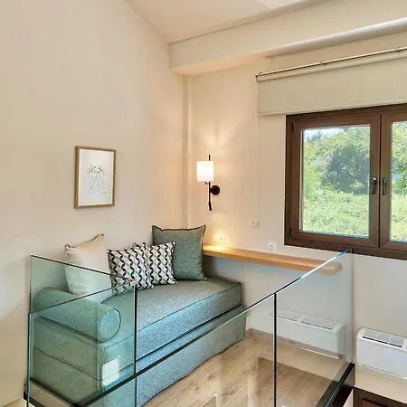 Dionysus & شقة إيريسوس