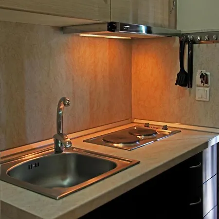 Dionysus & شقة إيريسوس