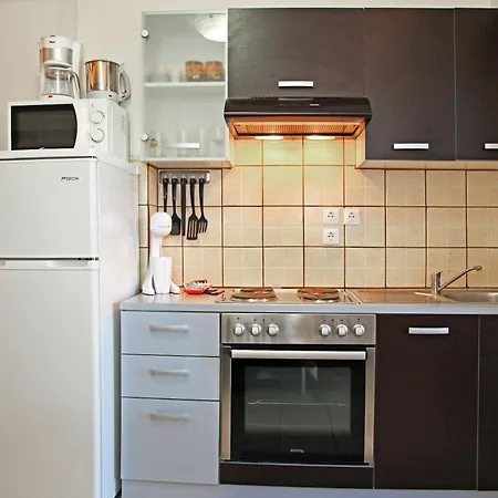 Dionysus & شقة إيريسوس